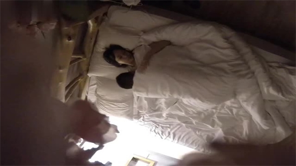 酒店偷拍流出！清纯学妹开房被男友巨根疯狂抽插，高清盗摄全记录