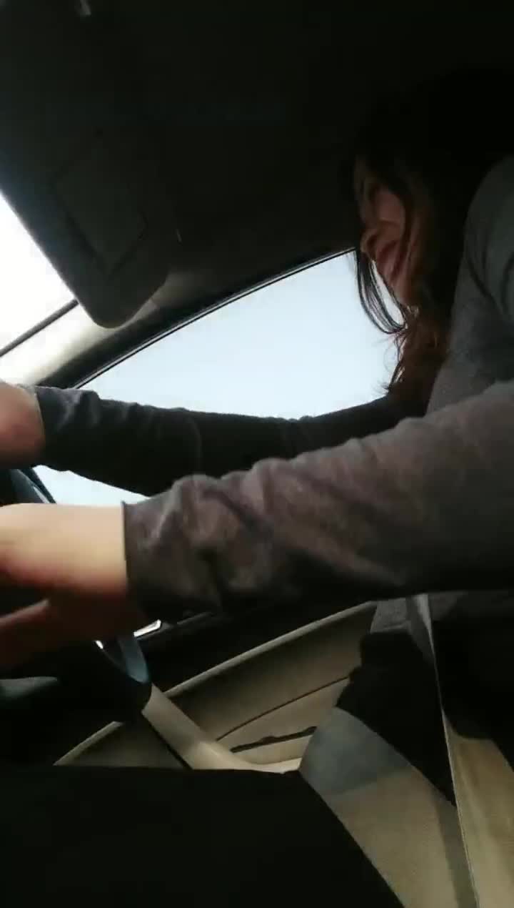高颜值大眼妹子驾车户外车内诱惑 露奶车后座翘着屁股掰开近距离特写 很是诱惑喜欢不要错过_HD