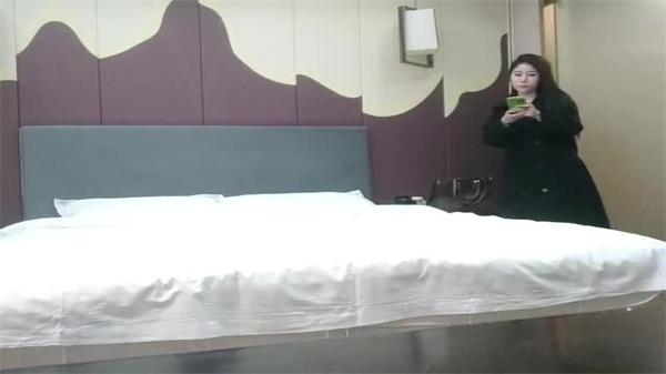 【探花新作】四川嫩妹初体验 23岁极品身材任君探索 深夜激战实录