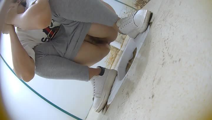 写字楼女厕偷拍白T恤少妇 小穴还挺嫩~写字楼女厕 白T恤小少妇拍她嘘嘘 小穴还挺嫩