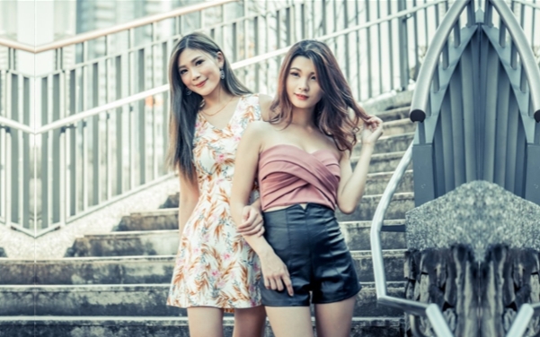 我开着拖拉机深夜场4P激情淫乱张开双腿猛操后面推屁股一人一个骑乘正入近距离视角拍摄