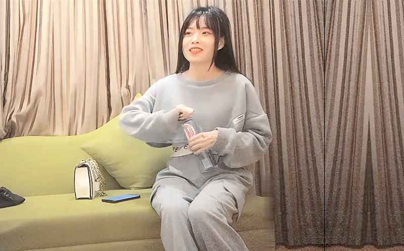 长相甜美萌妹子啪情趣装黑丝69上位骑乘后入