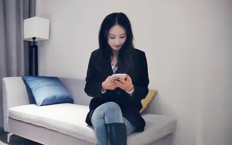 约操女神级极品性感长腿美女沙发上迫不及待扒光衣服蹂躏干逼高难度姿势疯狂爆干欲死欲仙