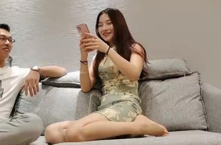 约了个旗袍少妇啪啪沙发上操摸逼倒立口交骑乘大力猛操