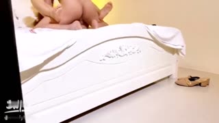 跟表哥激战被表弟发现，惨遭威胁只能用嫩穴服务他，无套的肉棒插进淫穴真的爆爽！