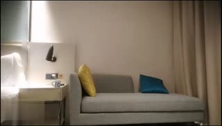 小编精选，豹纹卷发气质女，笑起来挺好看的又会叫