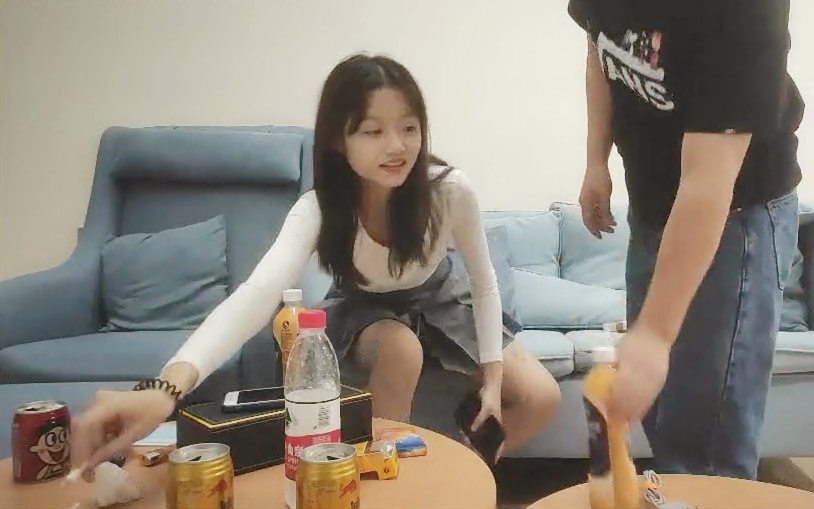 极品嫩妹笑起来甜美修长美腿忍不住舔起大腿沙发上操骑乘扶细腰后入