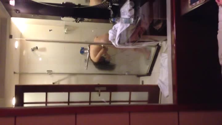 邻家美少妇与隔壁老王偷情自拍流出，这个少妇莫非是吃了春药？脸颊红润 红杏出墙啊，看她的表情就知道有多爽~洗澡