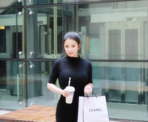 美女换上情趣黑丝装跳艳舞调情感觉来了床上各种花招边操边说骚话翘着屁股后人猛操