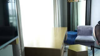 女神级大长腿美女嫩模酒店穿着齐逼短裙装趴在桌子上等待插入,2000元不知道能不能干一次！