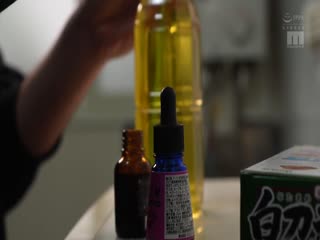 春药而变得身体敏感的模特~在拍摄后忍不住和男模特啪啪起来