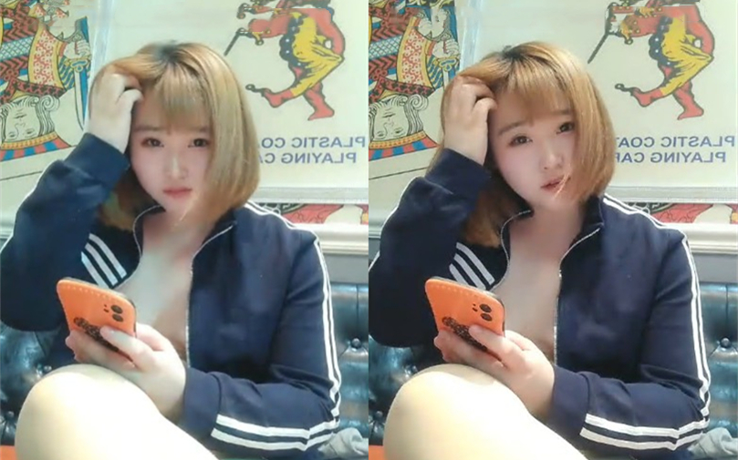 你J8好大呀使劲肏小骚B我想尿尿淫荡对白疯狂小情侣KTV包厢卫生间啪啪来大姨妈也不管厕所肏到包间妹子很能叫淫语不断