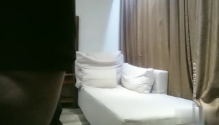 小树哥约炮偷拍实录流出~ 哥哥把兼职学生妹逗得呵呵笑~ 但妹妹只玩半套，那就穿上准备好的开档裤增进情趣吧!