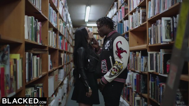 英国广播公司女王发现了一个有着巨大鸡巴的黑人书呆子！