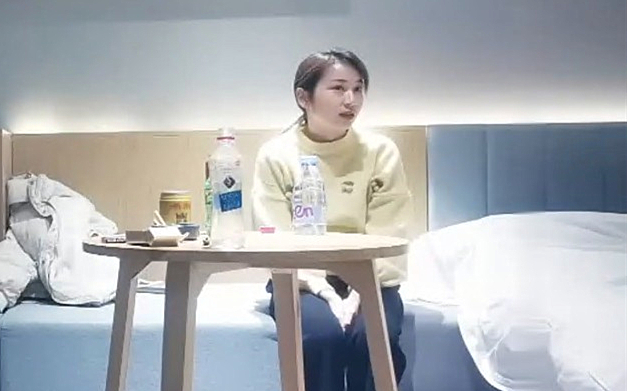 长相甜美清纯的漂亮美女开始害羞不愿脱衣服强扒光皮肤雪白干着干着就骚起来了