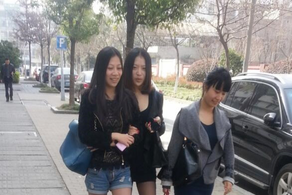 网吧包间大乱P三男三女疯狂淫乱饥渴熟女风骚异常轮番啪啪娇喘声满屋