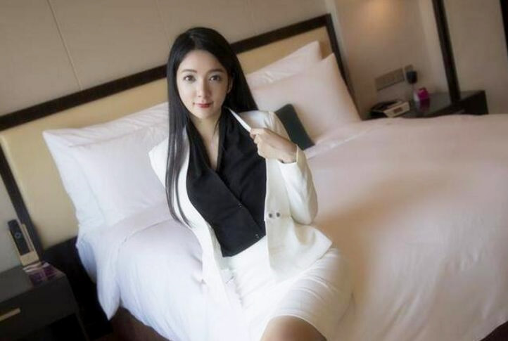 真实系列气质秘书被总监下班后无情的潜规则秘书为了上位献B真的浪