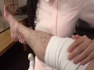 她非常友善 以至于能够利用它并使自己吸吮并插入它