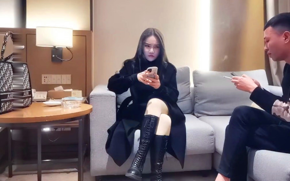 今夜民国风旗袍主题外围女神换装白嫩大胸乖巧配合沙发抠穴啪啪