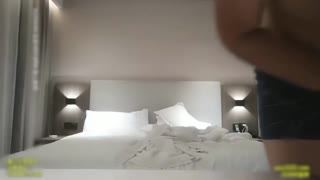 午夜狼探花約了個性感長發牛仔褲妹子啪啪側入大力猛操