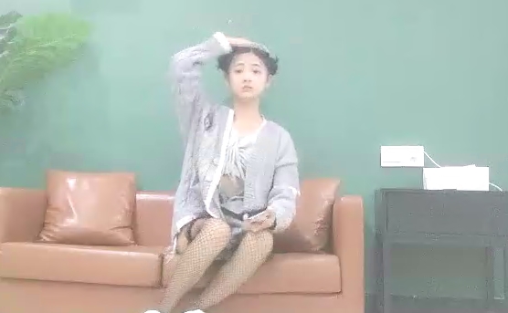 乡村寻花出道以来颜值最高的一场极品00后萌妹子乖巧听话沙发啪啪尽享青春胴体的美好