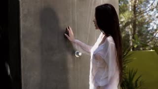 好莱坞明星一样颜值的极品美女湿身诱惑 白虎自摸