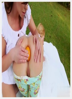 两个很棒的女孩在户外玩得很开心