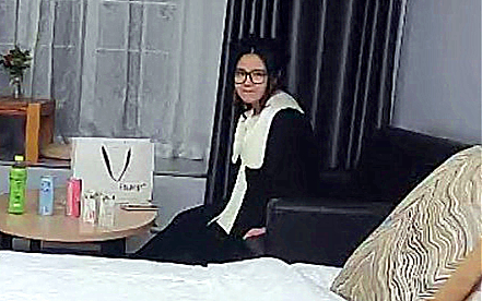 极品肥臀眼镜妹返场翘起屁股舔屌对着镜头掰穴特写后入撞击侧入抽插猛操