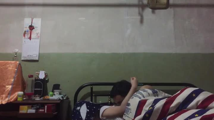 八块腹肌猛男约炮 单位女同事到简陋出租屋啪啪干到她表情疼苦的呻吟