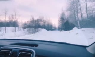 他让青少年吸吮迪克在他的车里，从金发女郎深口交-