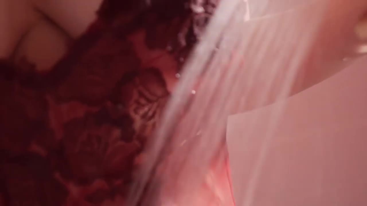 电玩宅男系列要我还是电动大长腿豪乳漂亮女友挑逗正在玩电动游戏的男友拿出肉棒舔吸终于受不了被爆操对白淫荡