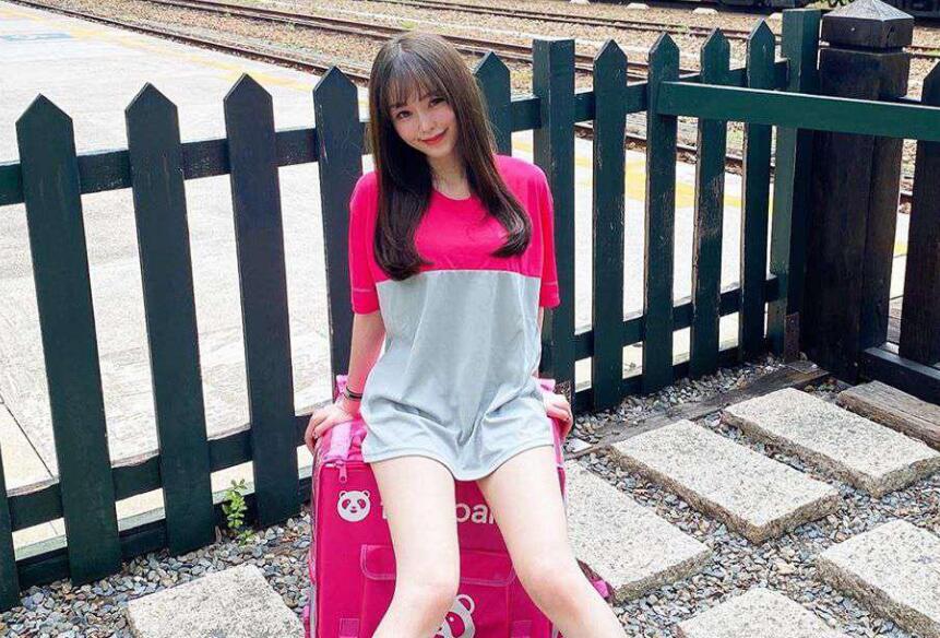 剧情瑜伽表妹来家做客早上客厅练瑜伽表哥看见起了歹心