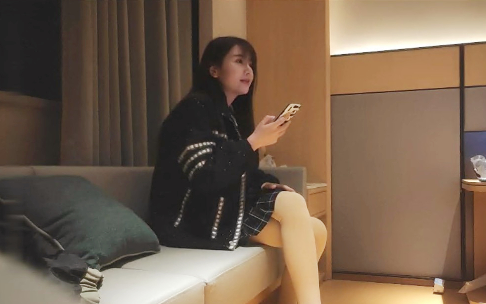 极品白小纯高端外围智商堪忧老玩手机幸亏妹子够单纯激情啪啪小嫩妹玩得爽