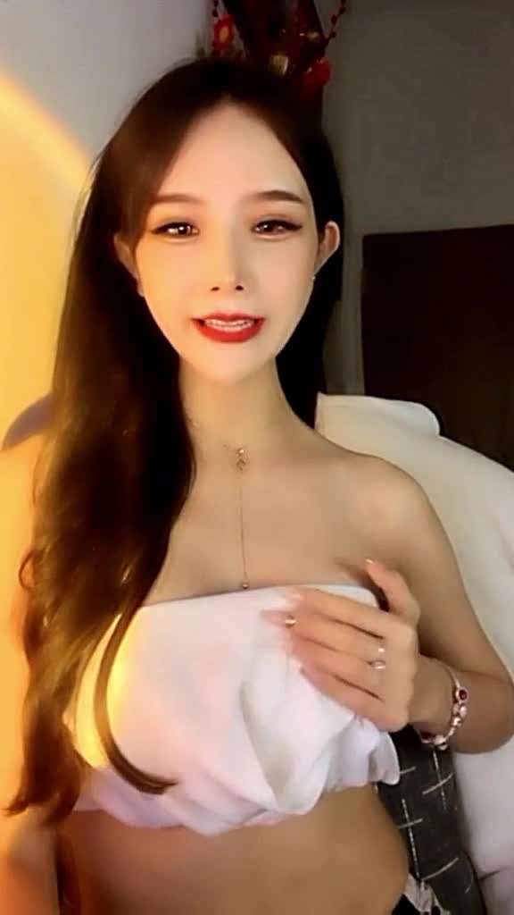 KU【约啪】近期最极品的尤物下海了，超过3万人在线观看，S级别的超棒身材和大奶子，说话声音巨好听，可以让你秒硬的尤物，笑容甜美可人 new