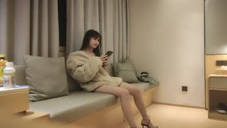 JK超短裙 大长腿 美乳坚挺 扛起大腿就是猛操狂插妹子嗷嗷叫 视频可撸