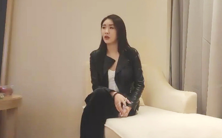 长发气质御姐换上了空姐制服丰满圆润的身材下面比较敏感被插得面部扭曲真实地叫床