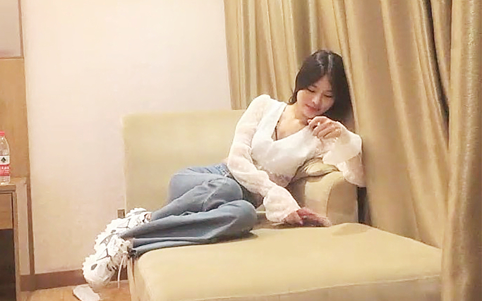 苗条妹子水蛇腰看到现金乐开花了