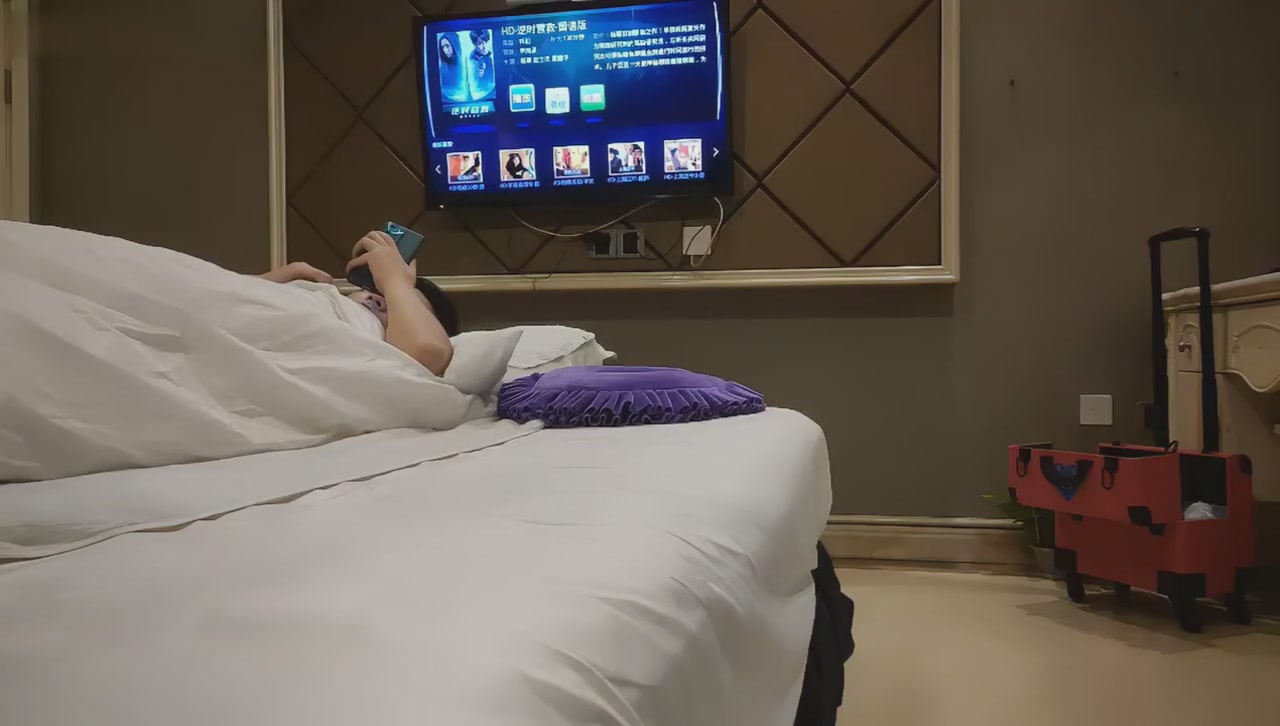 嫩弟按摩房偷情！狂搞嫩妹技师，骚穴被狂插内射