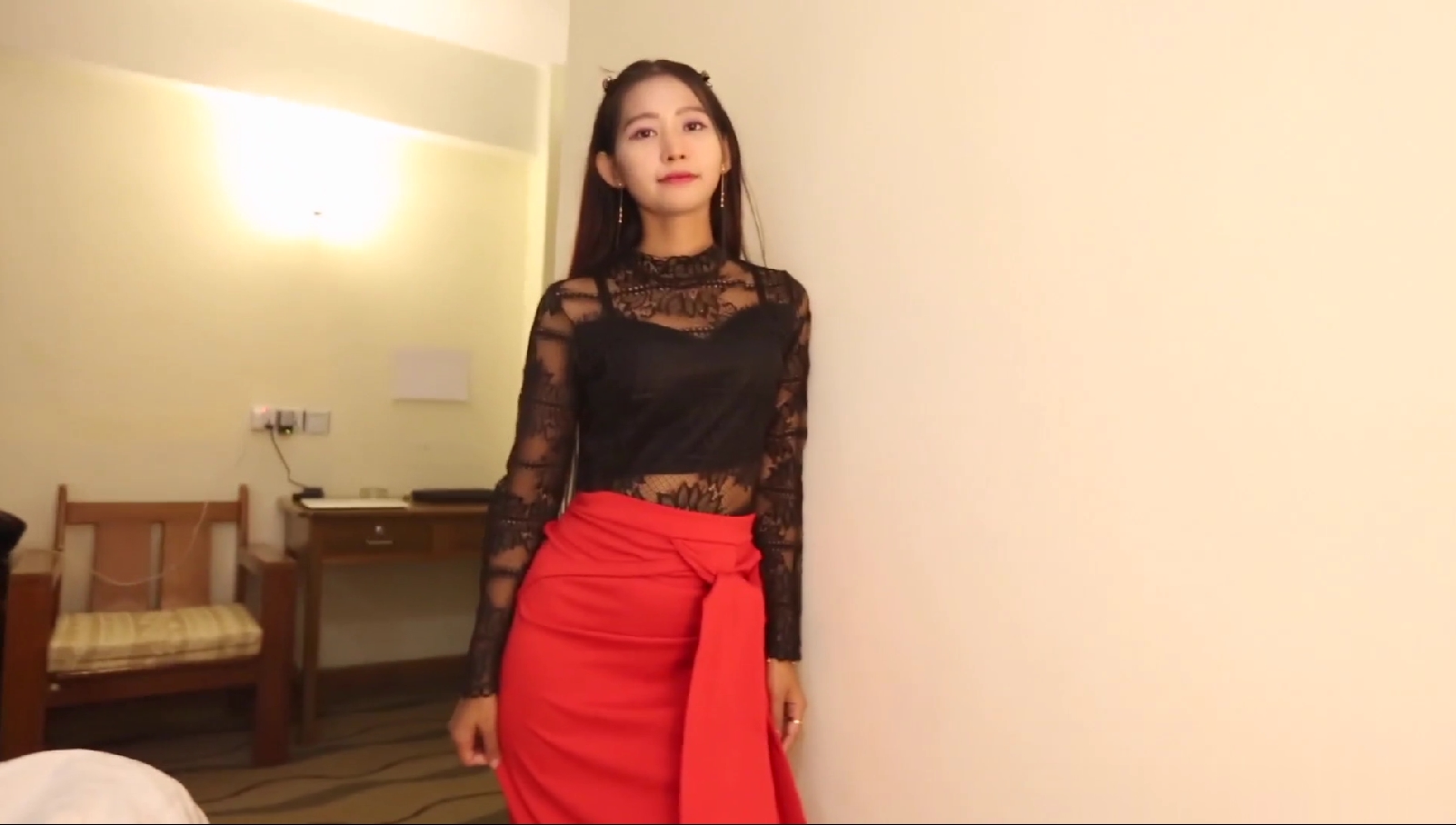 广东酒吧高颜值性感陪酒美女床战异国大屌猛男逼毛稀疏身材匀称边操边自拍最后还把美女无套内射了这一炮没少花钱