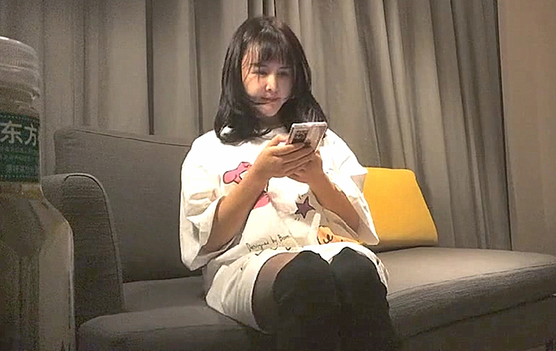 肉肉美乳一线天妹子啪啪石头剪刀布脱衣开档丝袜侧入抽插猛操