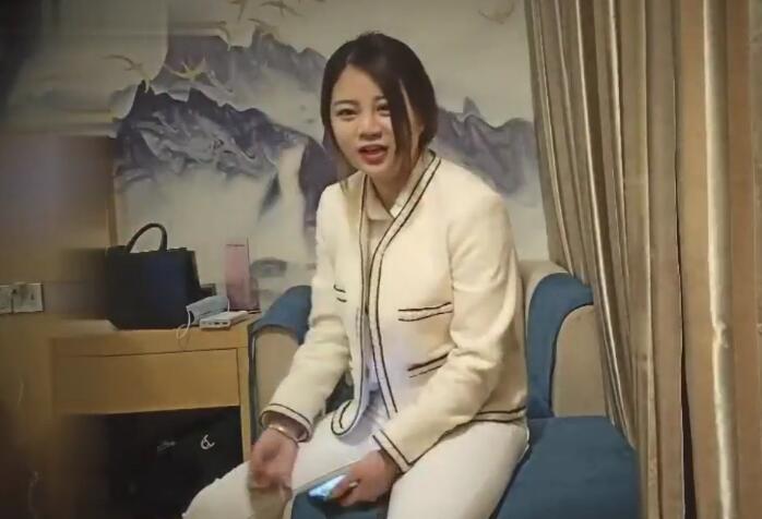 酒店约外围女上门啪啪，翘臀大长腿皮肤白皙，抠穴水多娇喘连连呻吟诱人_