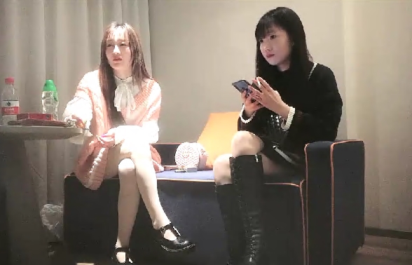 高价约两萌妹双飞一人一套连体网袜帮忙抬腿看着姐妹被操轮流爆插第二炮炮让妹纸扎双马尾单挑