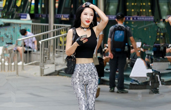 老公带性欲旺盛的老婆让2同事一起玩3P自己在旁边指挥如何干她