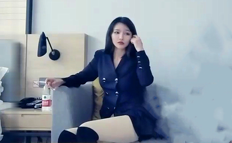 性感黑衣大长腿妹子啪啪穿上情趣装舔弄上位骑乘