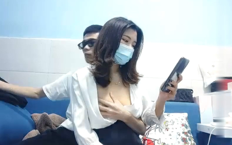 高颜值美少妇温婉娇羞惹人怜沙发玩弄鲍鱼一手水连干两炮到高潮