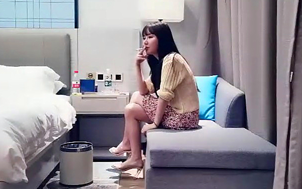 花裙兼职外围美女现金支付先调调情