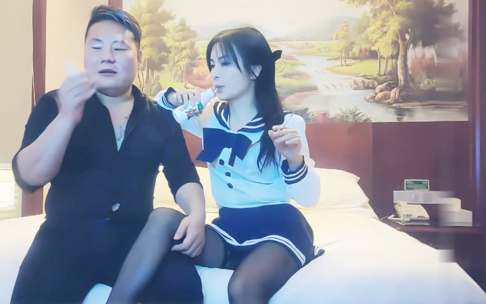 性感黑丝短裙JK装妹子聊聊天妹子骚起来扭动特写蹲着扣逼后入猛操