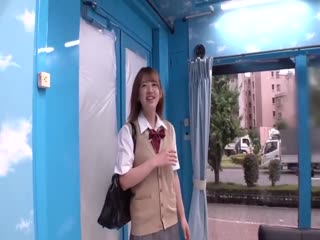 第一次互相手淫而发情的F罩杯好色女子 用可爱的手和手~用口朴~空插入了