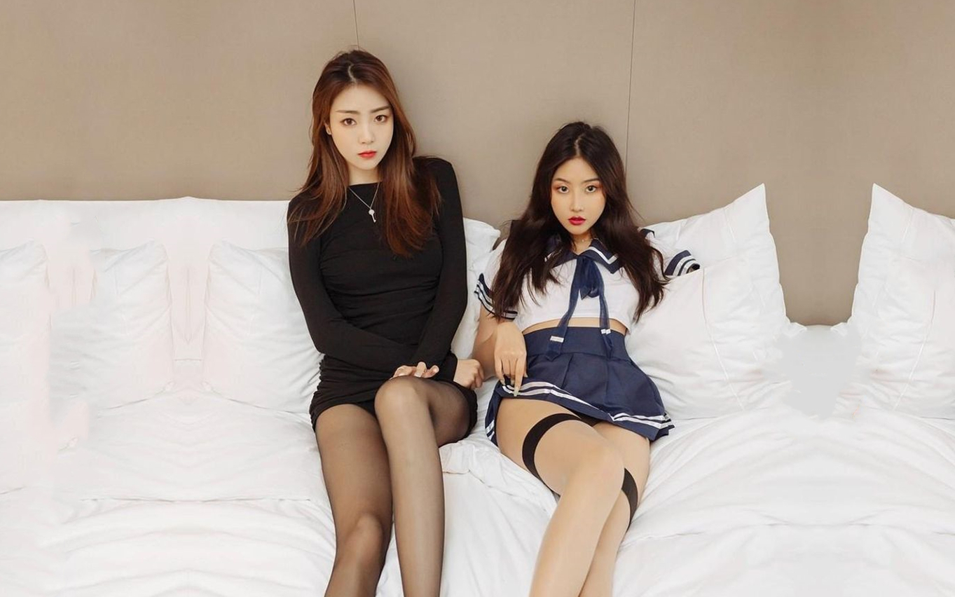 蕾丝少女探花玉臀并排高耸牡丹含露涓涓柳腰玉股尽展现风流郎担腿上肩