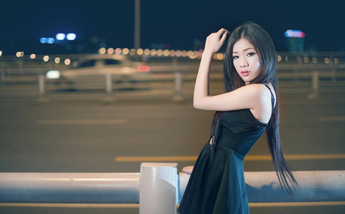 黑衣美少妇在家与自己的老外大屌男友玩sm绑在床上从后边插入